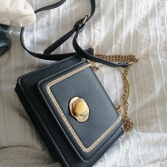 Chic Black Cross Body Purse with Chain - Picture 2 of 5